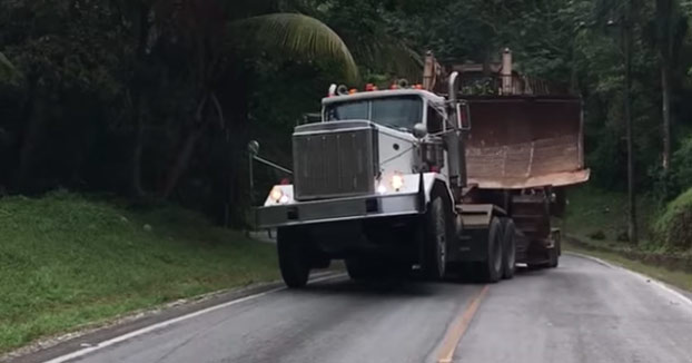 Camión con demasiada carga subiendo una cuesta