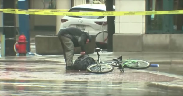 Un ciclista se cansa de esperar a los artificieros para comprobar una mochila sospechosa y decide hacerlo él mismo