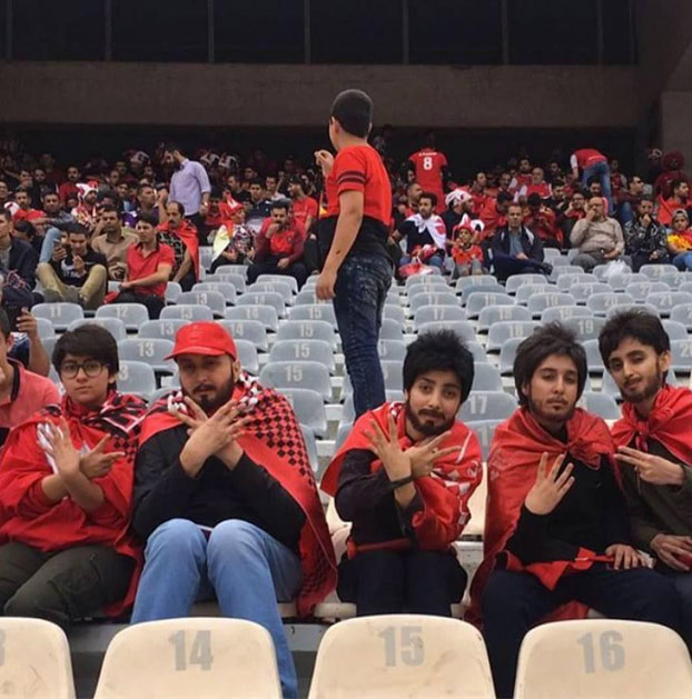 Cinco aficionadas iraníes se disfrazan de hombre para colarse en un estadio de fútbol