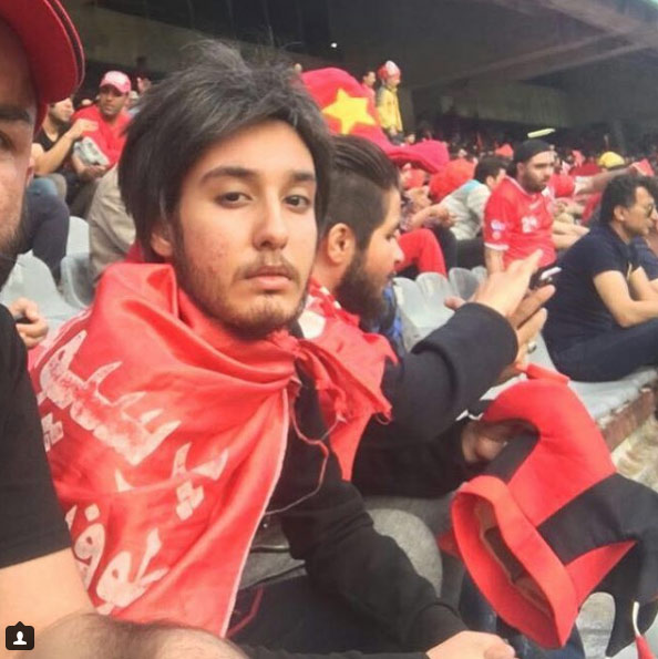 Cinco aficionadas iraníes se disfrazan de hombre para colarse en un estadio de fútbol