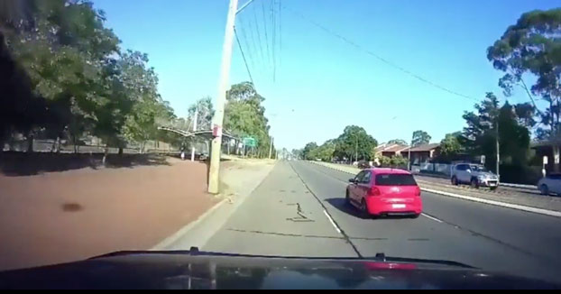 Conductor borracho choca contra una casa cuando circulaba al doble de la velocidad permitida