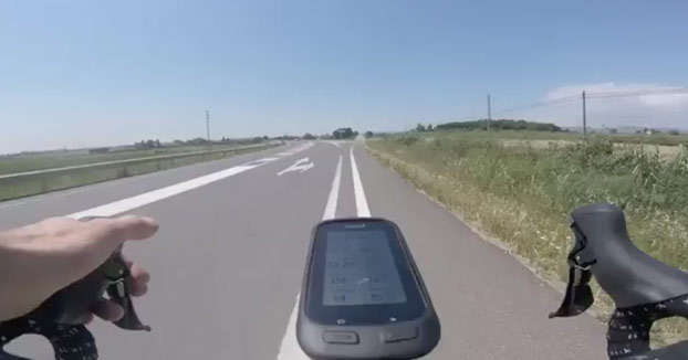 Los Mossos buscan al conductor que casi arrolla a un ciclista [Vídeo]