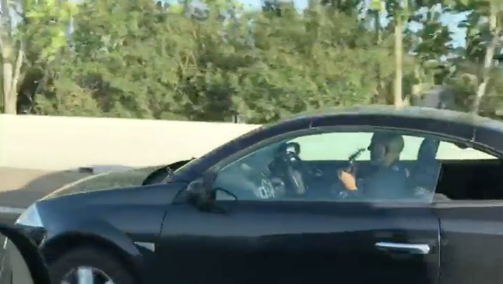 Graban a un conductor tocando la guitarra y sin agarrar el volante en plena autopista de Mallorca