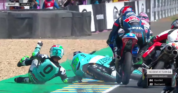 Cuando estás en una carrera de Moto 3 pero tu verdadera pasión es destrozar motos