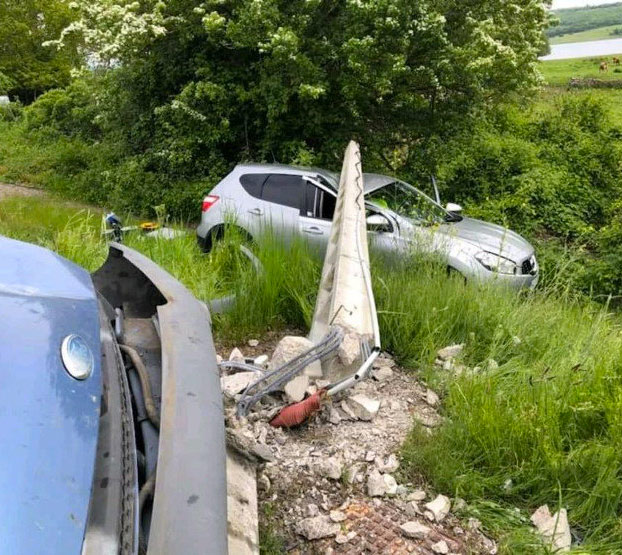 Una furgoneta tumba un poste de la luz en Cantabria y éste cae sobre un radar camuflado con un agente de Tráfico dentro