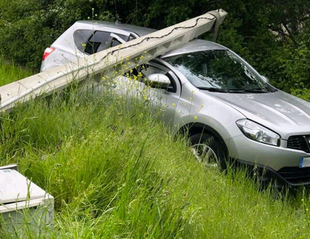 Una furgoneta tumba un poste de la luz en Cantabria y éste cae sobre un radar camuflado con un agente de Tráfico dentro