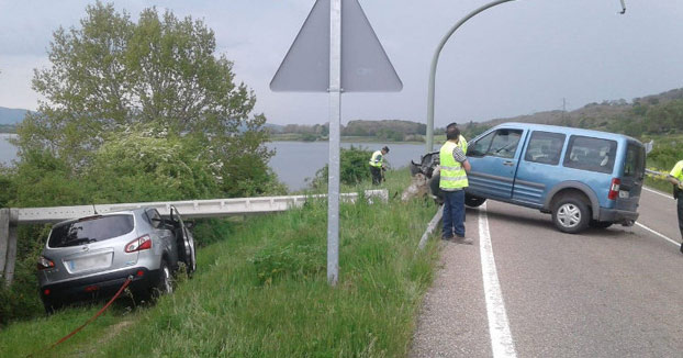 Una furgoneta tumba un poste de la luz en Cantabria y éste cae sobre un radar camuflado con un agente de Tráfico dentro