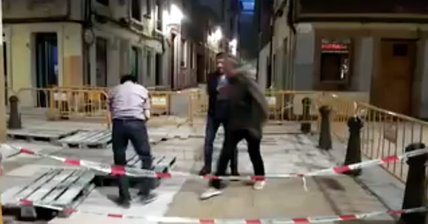 Hombre borracho se cae por una alcantarilla en Gijón: ''Capi tío, ¿pero qué hiciste? ¿mancástete?''