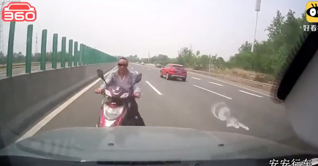 Se mete en una autovía con la scooter en sentido contrario y sin casco