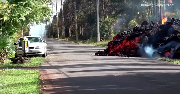 Una cámara capta el momento en el que la lava del volcán Kilauea se traga un coche en minutos