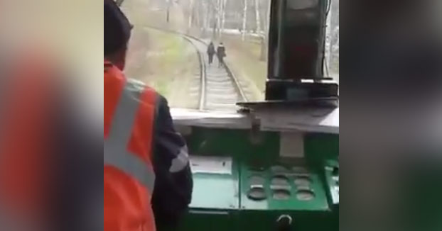 Claro, es muy inteligente ir caminando por la vía del tren...