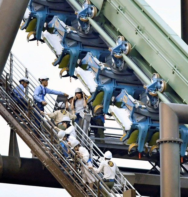 Una montaña rusa deja 64 pasajeros suspendidos en el aire en Japón