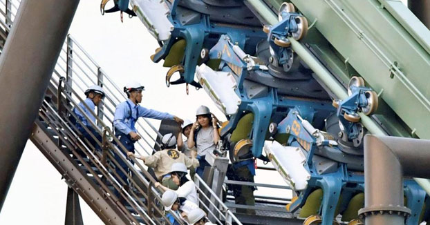 Una montaña rusa deja 64 pasajeros suspendidos en el aire en Japón