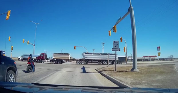 Un motorista choca contra un camión que se salta el semáforo en rojo porque el conductor iba distraído con el móvil