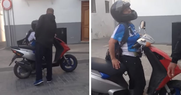 Mujer borracha intenta irse en su scooter y unos vecinos tratan de impedírselo