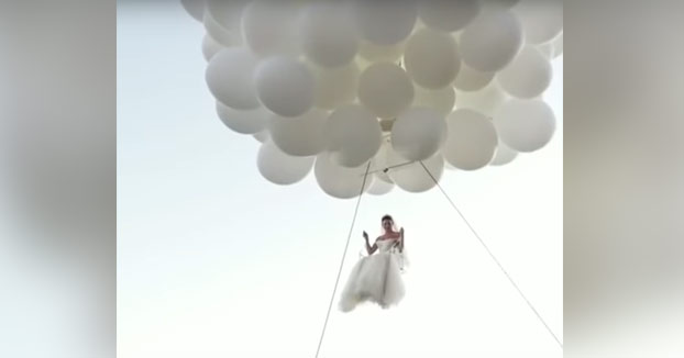 La novia aparece en la boda al estilo 'UP'