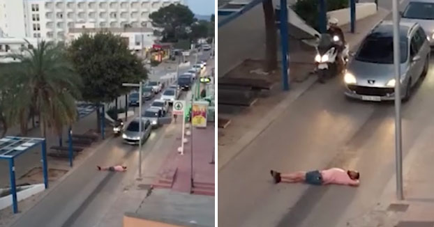 Pegan una paliza a un turista británico que bloqueaba el tráfico de una calle de Ibiza