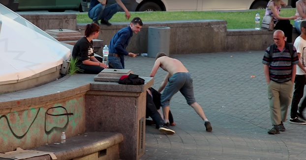 Pelea en la plaza Bessarabskaya de Kiev entre dos individuos, cuando de repente...