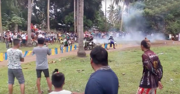 Un piloto de motocross se come una palmera en plena salida de una carrera