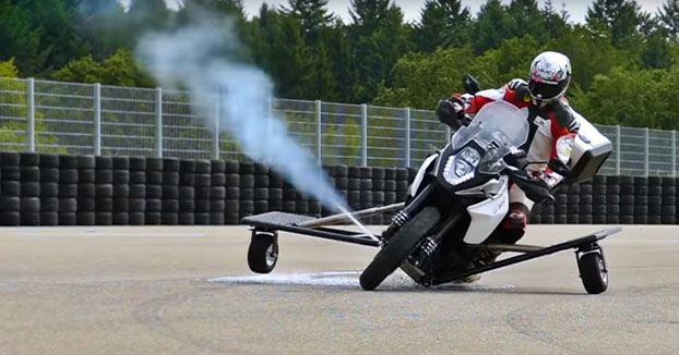 Prueba de los nuevos 'propulsores laterales' para evitar accidentes de moto