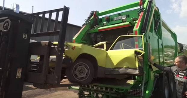 Reciclando coches al estilo ruso: Los tiran al camión de la basura