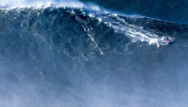 Rodrigo Koxa batió el récord de la mayor ola jamás surfeada. Lo consiguió en Praia do Norte, en Nazaré