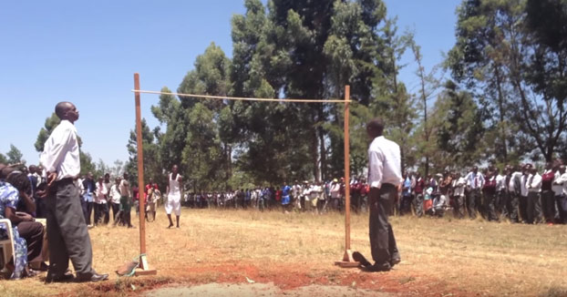 Competición de salto de altura en un instituto de Kenia