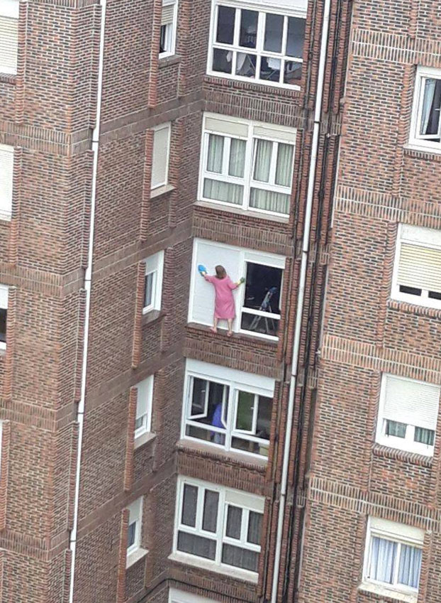 Señora de Santander jugándose la vida limpiando las ventanas de su casa