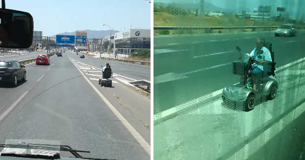 Un hombre circula con una silla de ruedas eléctrica en plena carretera de Málaga