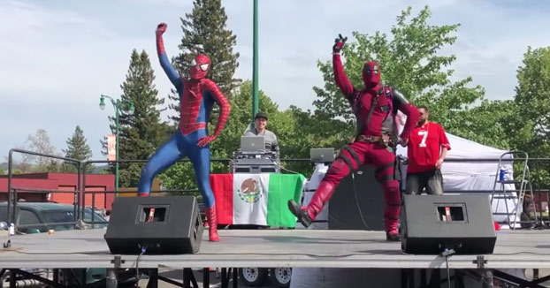 Spiderman y Deadpool bailando al ritmo de Tylor Swift