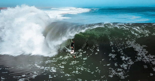 Koa Smith surfea una ola de 1,5 kilómetros en la Costa de los Esqueletos [Vídeo]