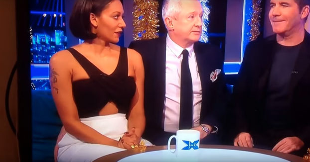 Louis Walsh agarrando sigilosamente el culo de Mel B en directo