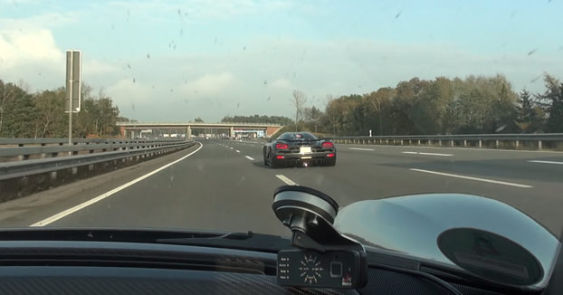 Circula con su Porsche 918 Spyder por una autovía alemana cuando le adelanta un Koenigsegg Agera R
