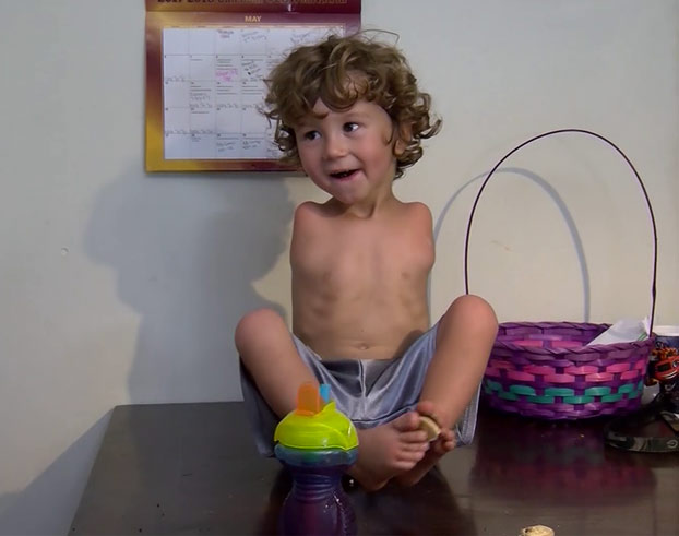 Echan a un niño de tres años sin brazos de un restaurante por comer con los pies