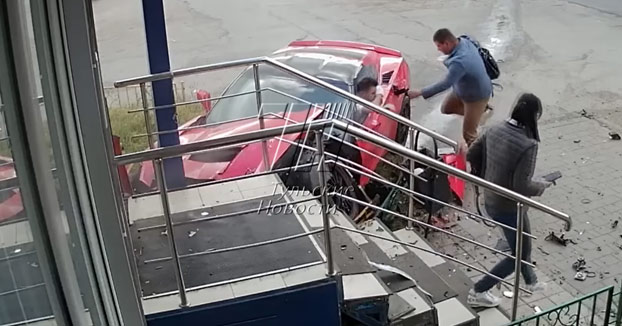 Un joven de 18 años sin permiso de conducir destroza su Corvette al chocar contra un Renault que salía de la vía