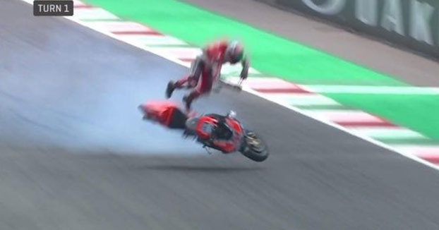 Terrible accidente de un piloto de Moto GP a 350 km/h: traumatismo craneal, torácico, lumbar y luxación clavicular