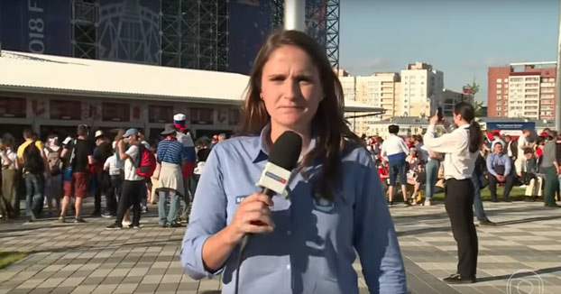 Rusia 2018: Un aficionado intenta besar a una reportera durante una conexión en directo