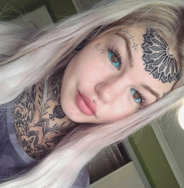 Se llama Amber Luke, tiene 23 años y se confiesa una adicta a los tatuajes