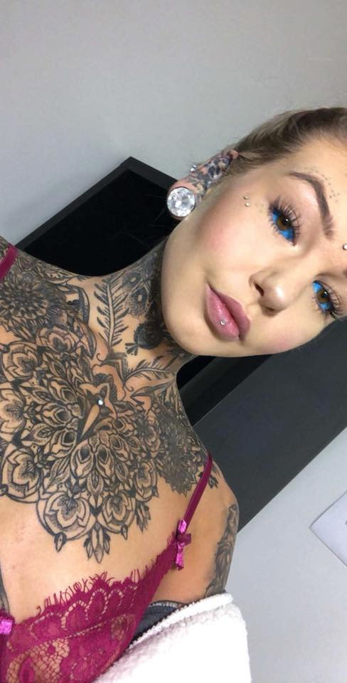 Se llama Amber Luke, tiene 23 años y se confiesa una adicta a los tatuajes