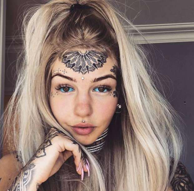 Se llama Amber Luke, tiene 23 años y se confiesa una adicta a los tatuajes