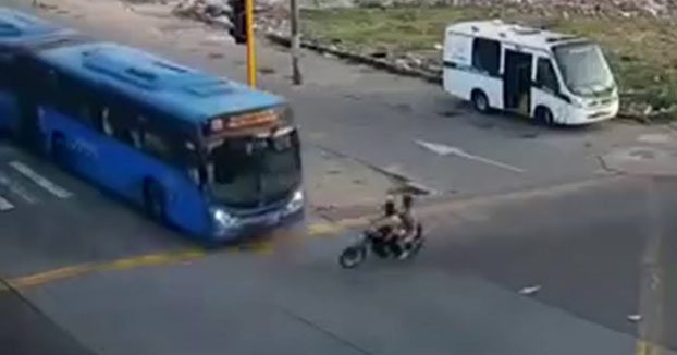 Un autobús urbano atropella a dos delincuentes que escapaban de la policía en moto en Colombia