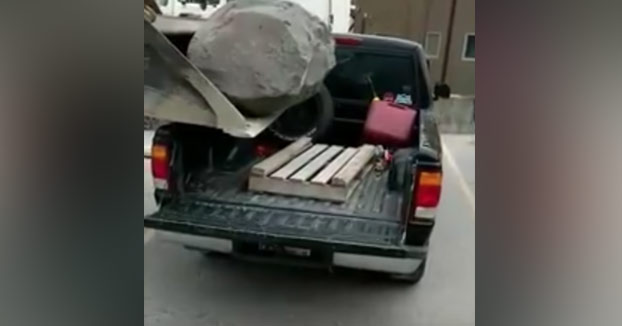 Cargando un roca en la camioneta