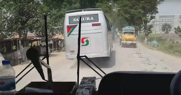 Carrera de autobuses en una carretera transitada de Bangladesh