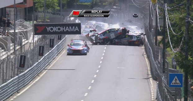 En esta carrera del WTCR en Vila Real todos los coches resultaron accidentados