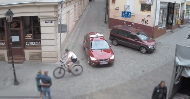 Un ciclista consigue esquivar a un taxi, pero choca contra una farola y se rompe la clavícula