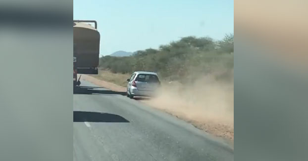 Un conductor impaciente decide adelantar a un camión por la tierra y ocurre lo siguiente...