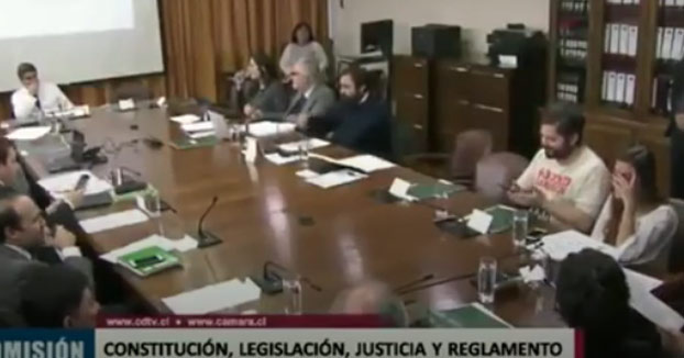 Un diputado cae en la broma de los gemidos sexuales que se envía por WhatsApp en plena sesión