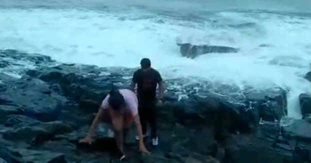 Graba cómo un golpe de mar se lleva a uno de sus amigos mientras estaban en las rocas. El joven murió ahogado