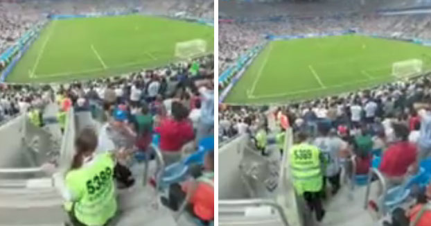 Un hincha argentino besa a una guardia de seguridad cuando marca Argentina