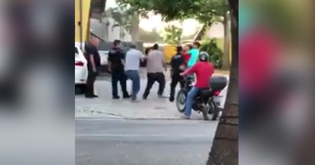 Pega a una mujer en plena calle y el karma instantáneo se ceba con él